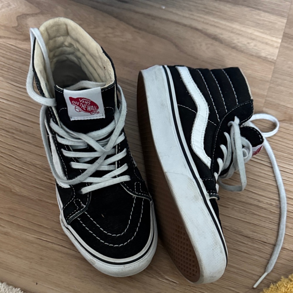 Vans women’s Sk8 Hi top Sneakers - Black suede - US 5 Ladies